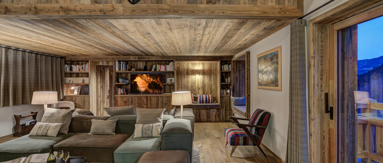 Chalet Bergeronnette, Meribel - lounge area with comfortable seats and bookshelves
